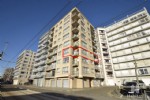 UITZONDERLIJK AANBOD: Uiterst RUIM 3 slaapkamer type appartement met sublieme zonoriëntatie en veel lichtinval, gelegen in een recent gebouwde residentie aan de achterzijde zeedijk. Dit appartement met een bewoonbare opp. van ongev. 140 m2 biedt u: een ruime woonkamer met aangrenzend terras, nagelnieuwe en volledig ingerichte keuken, inkomhall met vestiaire, ruime berging met aansluiting wasmachine, afzonderlijk toilet, vernieuwde badkamer met ligbad, afzonderlijke douche en toilet, 3 slaapkamers waarvan 1 zeer ruime kamer met aangrenzend zonneterras, nieuwe en energiezuinige elektrische verwarming, en gemeenschappelijke fietsenberging op het glv. Dit appartement werd kwaliteitsvol afgewerkt (o.a. bevloering met onderhoudsvriendelijke keramische tegels, dubbele beglazing in pvc ramen, ...) en beschikt uiteraard over een blanco keuring elektriciteit.
Oorspronkelijk 2 appartement die bij constructie werden samengevoegd tot 1 entiteit; mogelijkheid tot het installeren van een 2de badkamer.
Instapklaar en bijzonder geschikt als royaal woonappartement! Onder deze tekst bij "documenten" vindt u een grondplan. Bezoek op afspraak (23/014)